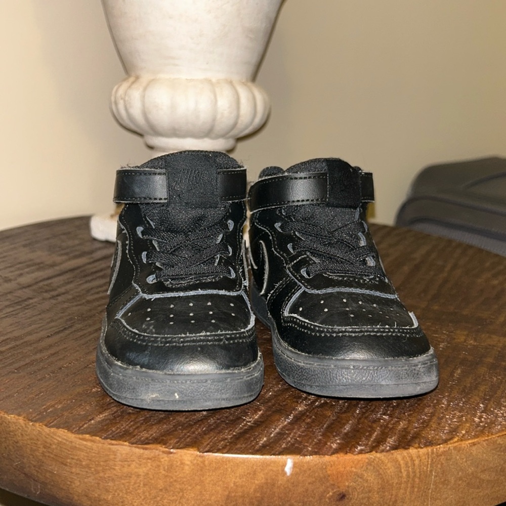 Nike Court Borough Mid 2 Size 8c
Baby/Toddler Shoes